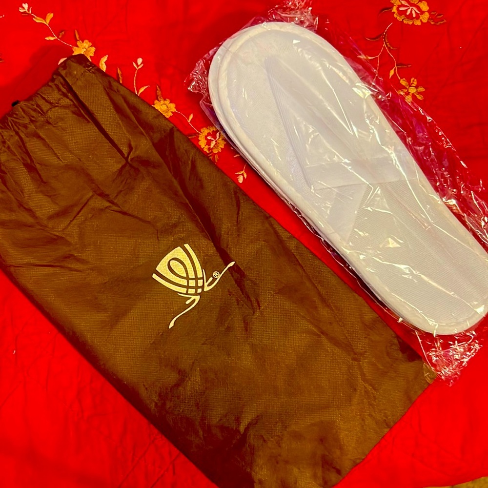 🔥WYNN WHITE SLIPPERS FROM WYNN HOTEL NEW WITH BROWN DRAWSTRING BAG